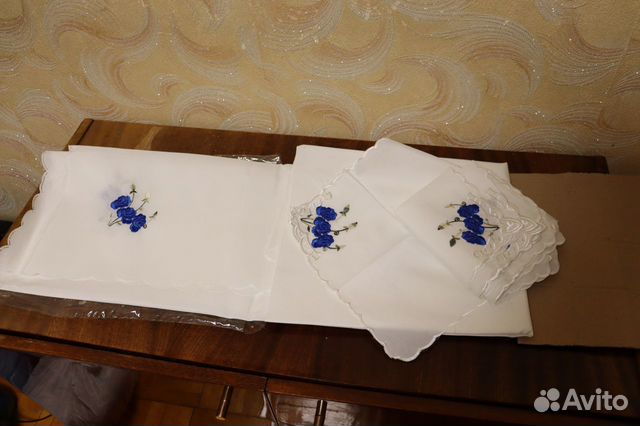 Белоснежная скатерть с салфетками