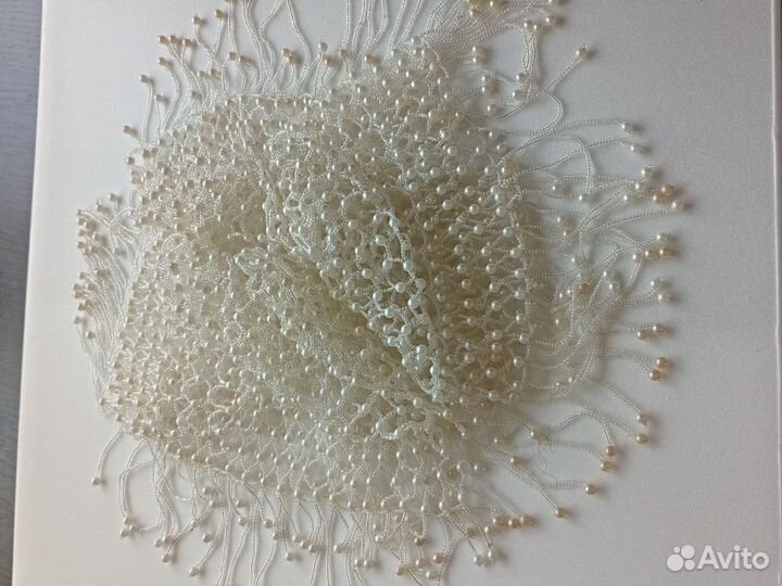 Шапочки разных цветов танцорам из бусин и бисера