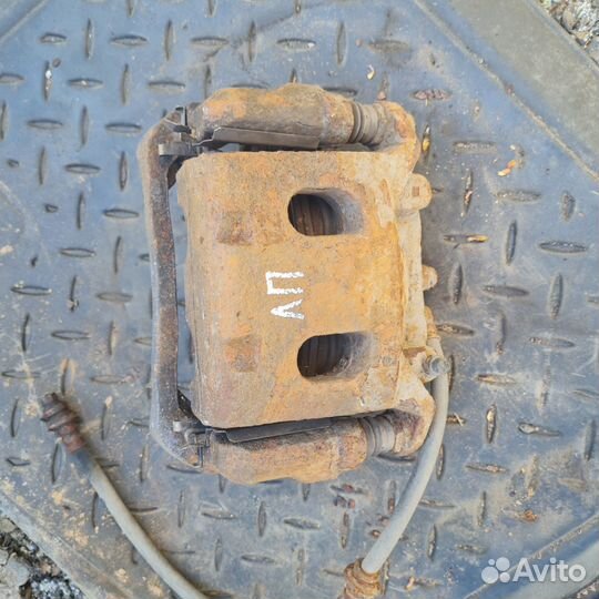 Суппорт Nissan Pathfinder R52 левый передний