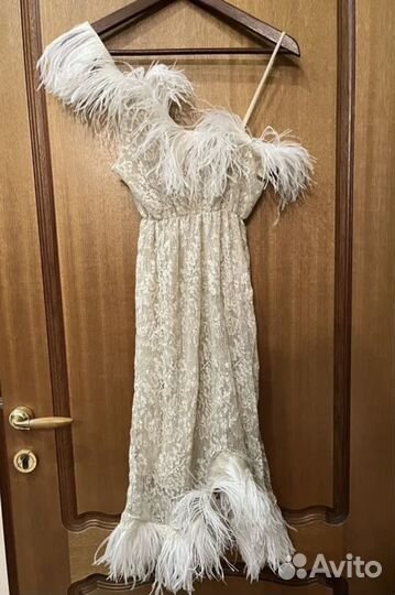 Вечернее платье с перьями