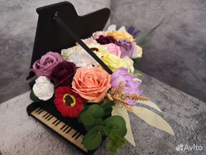 Букет цветов в рояле