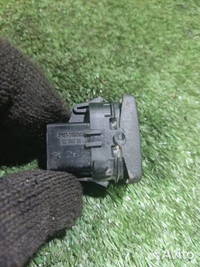 Кнопка стеклоподъемника Ford Focus 2 1.8 2010