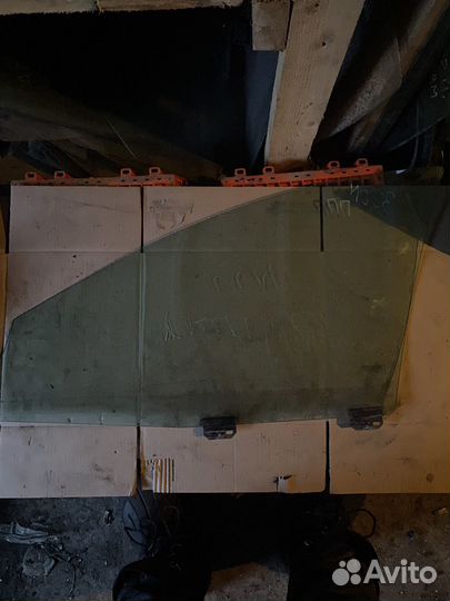 Стекло переднее правое Chrysler 300M