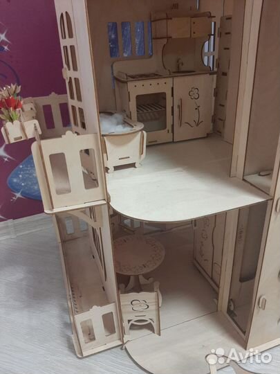 Большой кукольный домик с мебелью