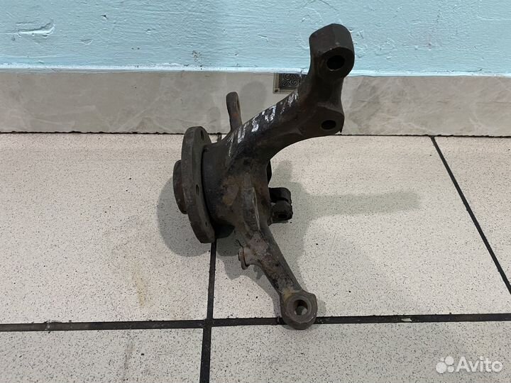 Поворотный кулак передний левый VW Passat B3