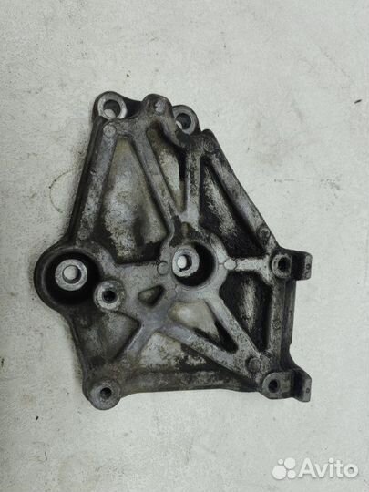 Кронштейн компрессора кондиционера Mitsubishi