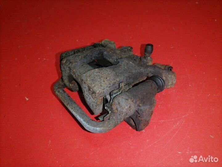 Суппорт задний правый Nissan Qashqai J10 MR20DE