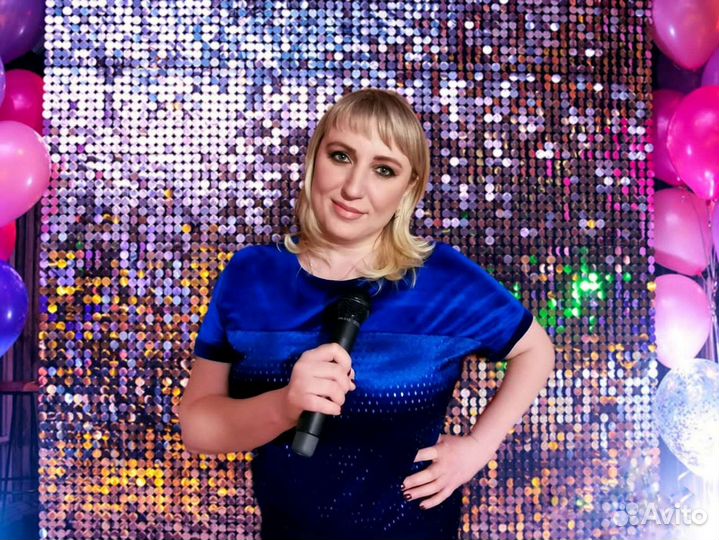 Ведущая (тамада) с музыкантом на юбилей, свадьбу