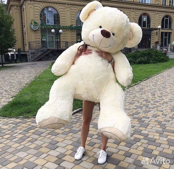 Большой плюшевый медведь