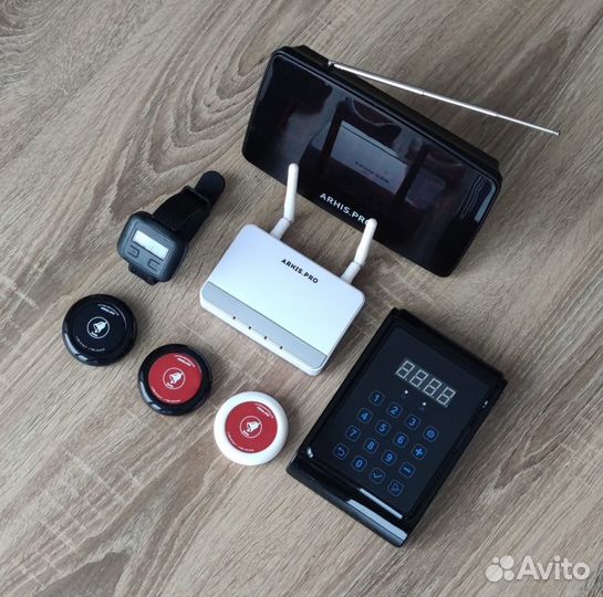 Система вызова: кнопка вызова официанта и табло