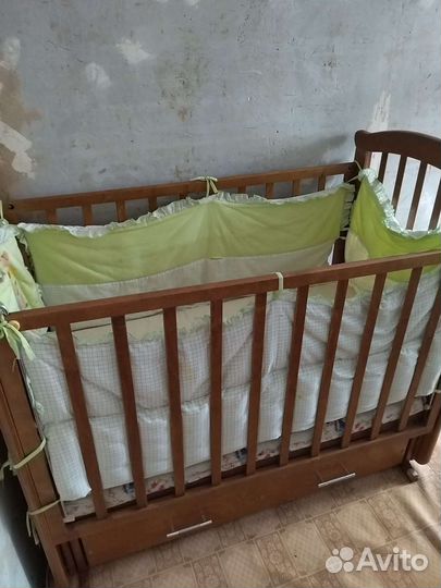 Детская кроватка с маятником