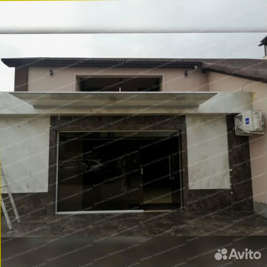 Стеклянный козырек над входной дверью