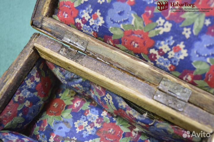 Шкатулка старинная с рисунком. Лебеди, цветы, вишн