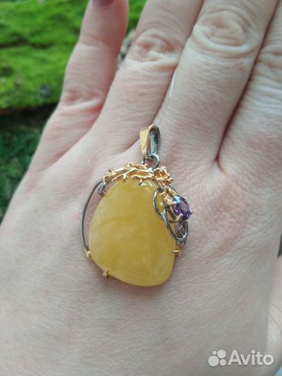 Серебряная подвеска с натуральным янтарем