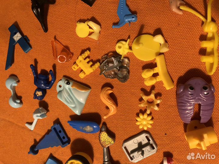 Россыпь частей от фигурок киндер сюрприз