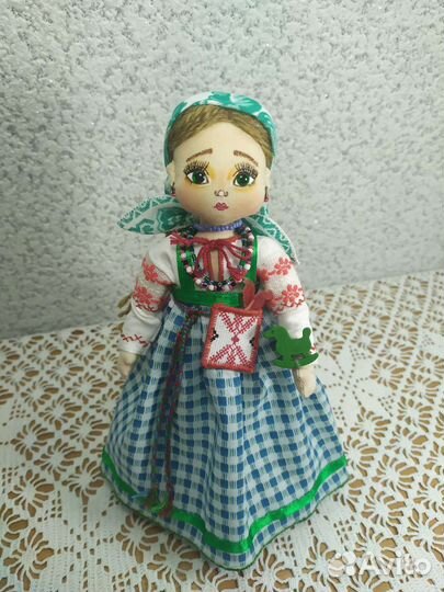 Кукла ручной работы в народном костюме