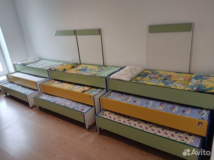 Детская трехъярусная кровать