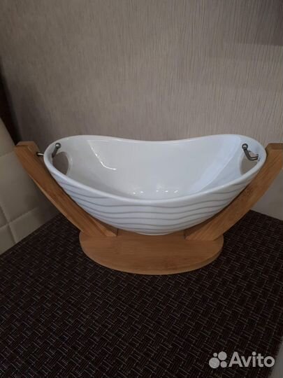 Блюдо на деревянной подставке 