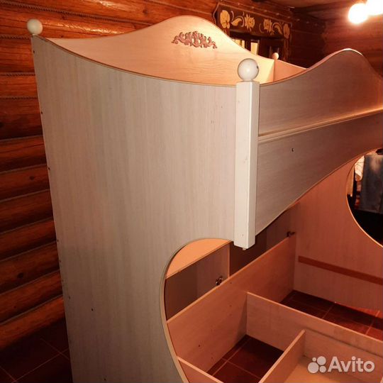 Кровать двухьярусная