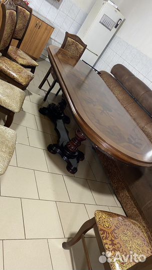 Стол круглый со стульями