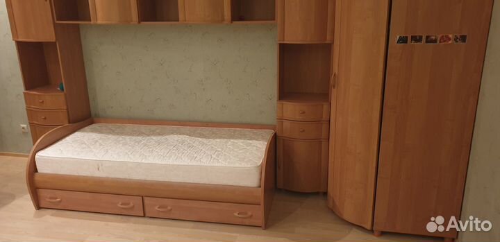 Продам набор мебели в детскую