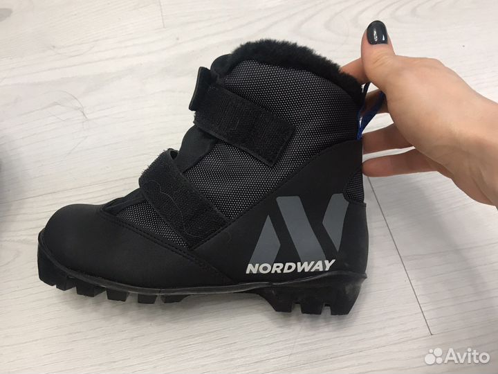 Лыжные ботинки и палки Nordway