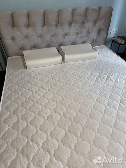 Кровать двухспальная с матрасом