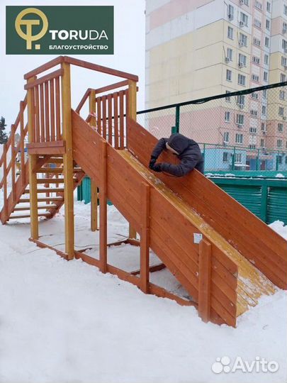 Зимняя горка деревянная