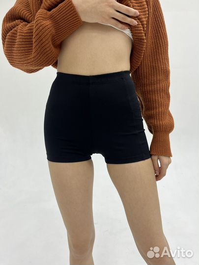 Спортивные короткие шорты