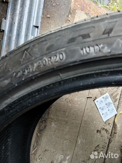 Triangle Sports TH201 255/40 R20 101Y