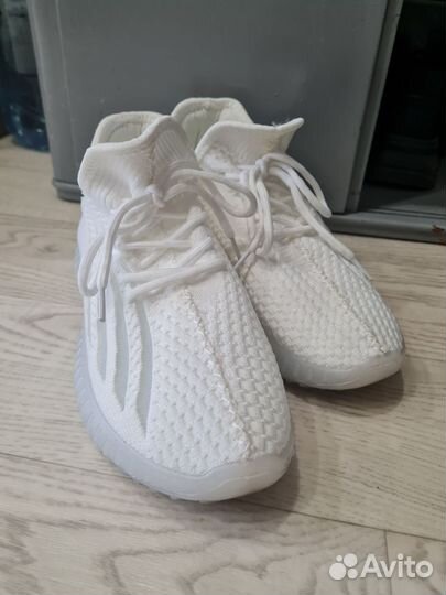 Кроссовки женские