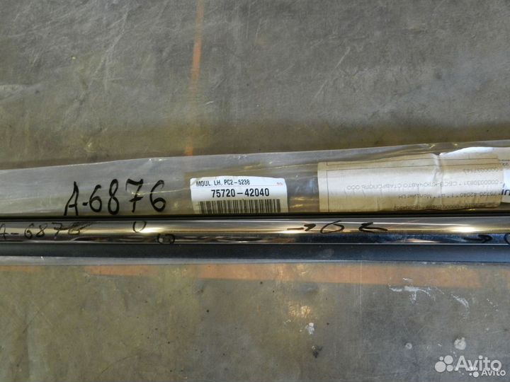 Накладка стекла переднего левого - Toyota RAV 4