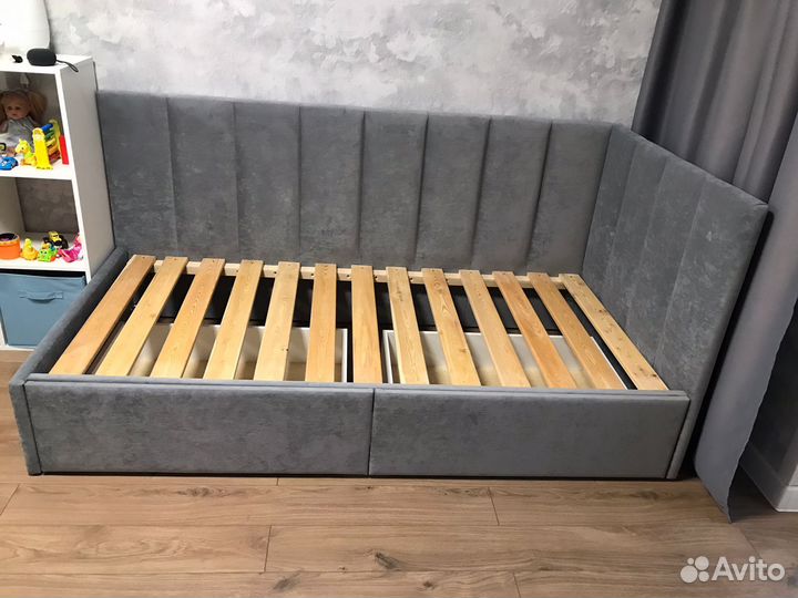 Кровать с мягким изголовьем