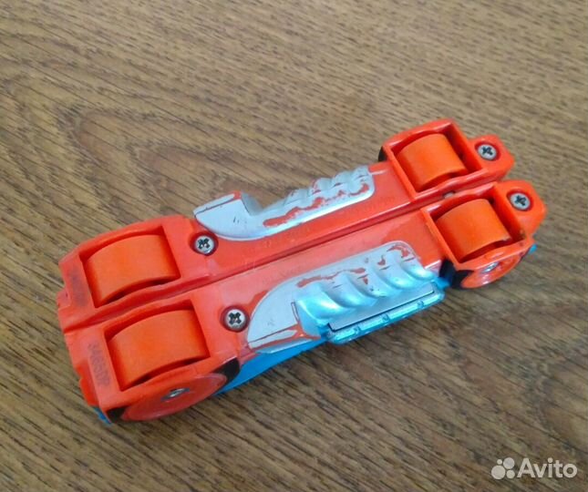 Машинка Hot Wheels на магнитах