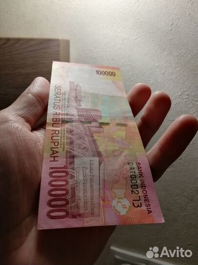 Банкнота 100000 рупий Индонезии (старого образца)
