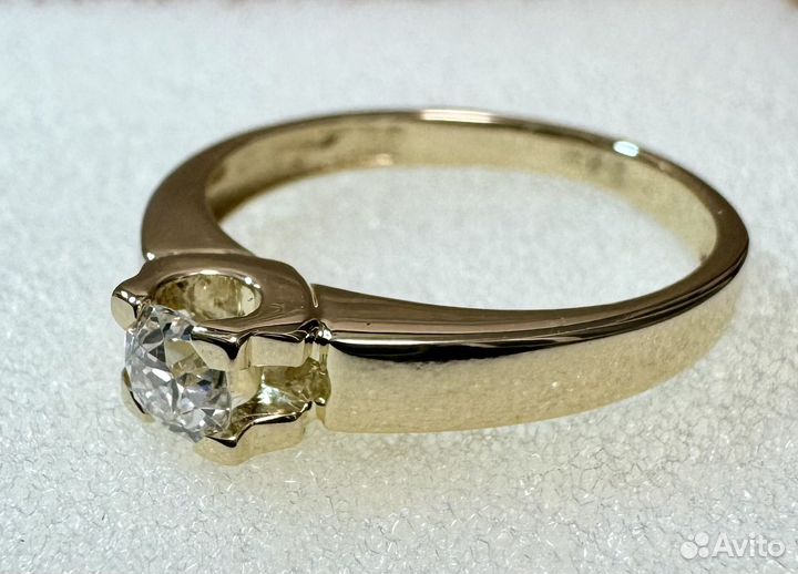Золотое кольцо с крупным бриллиантом
