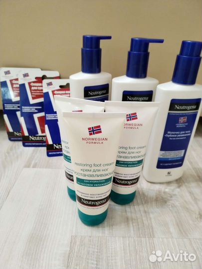 Neutrogena Молочко для тела,ног, помада, салфетки