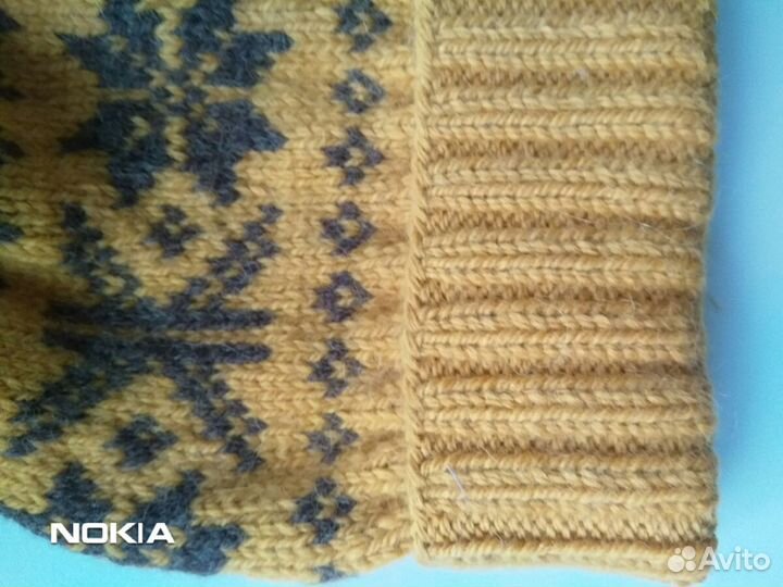 Вязаная зимняя шапка с меховым помпоном