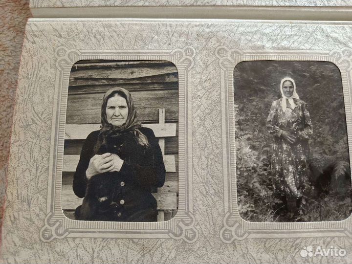Семейный фотоальбом со старыми фотографиями