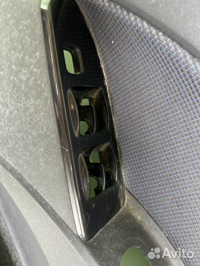 Обшивка двери передняя правая colt правый руль