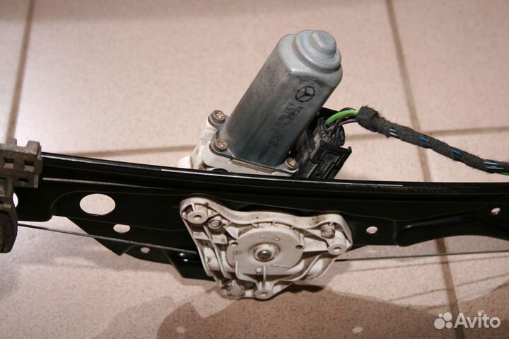 W211 Стеклоподъемник задний левый