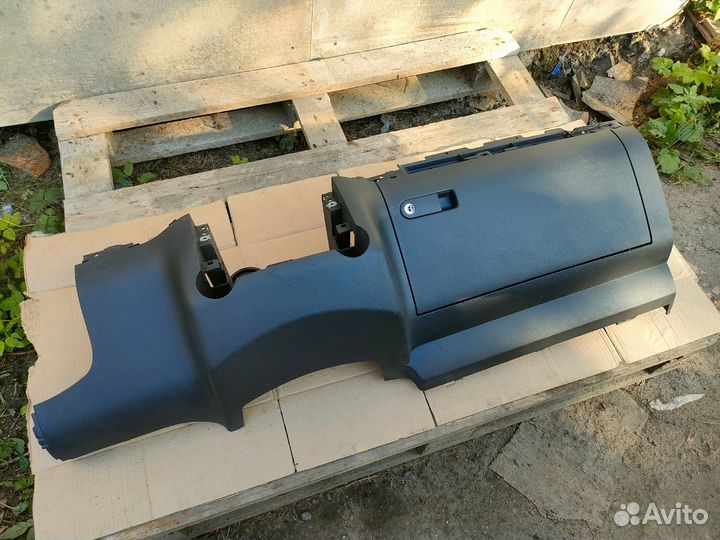 Вставка в торпедо нижняя Volkswagen Touareg I