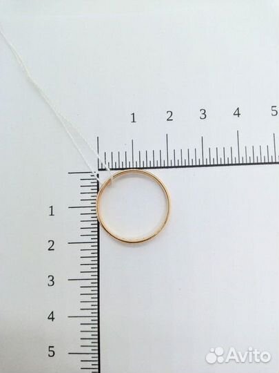 Обручальное кольцо с природным камнем Золото