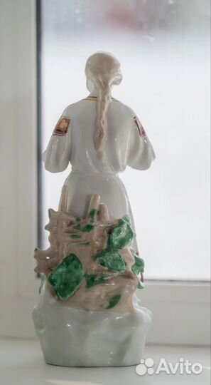 Статуэтка фарфор гадание на ромашке СССР