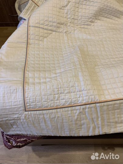Новое стеганное покрывало 240 на 260 и наволочки