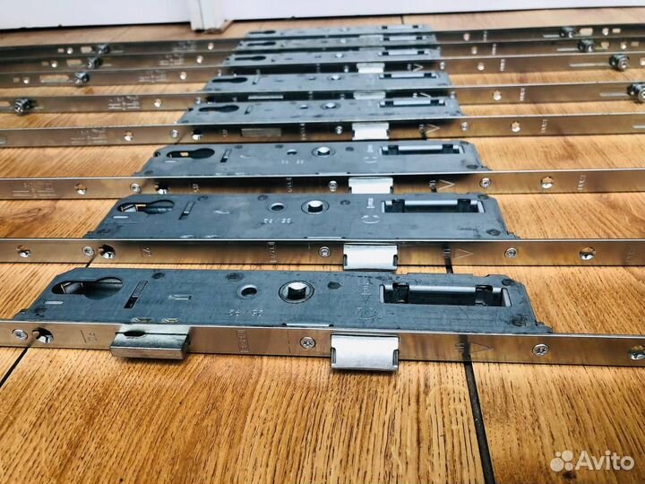 Многозапорный дверной замок для пластиковой двери