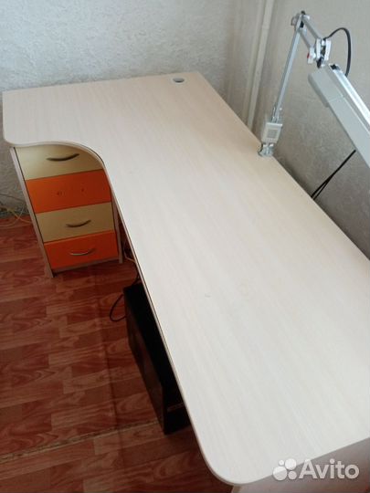 Угловой письменный стол