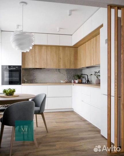 Кухня встроенная светлая