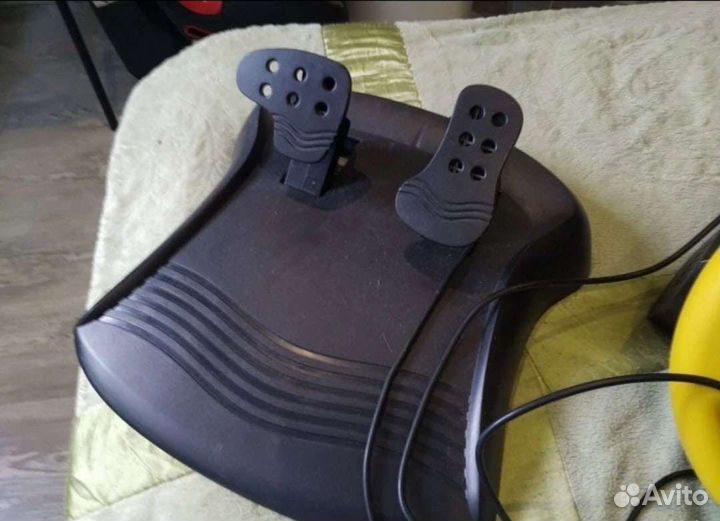 Игровой руль с педалями