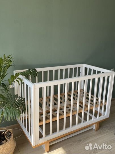 Детская кроватка с маятником